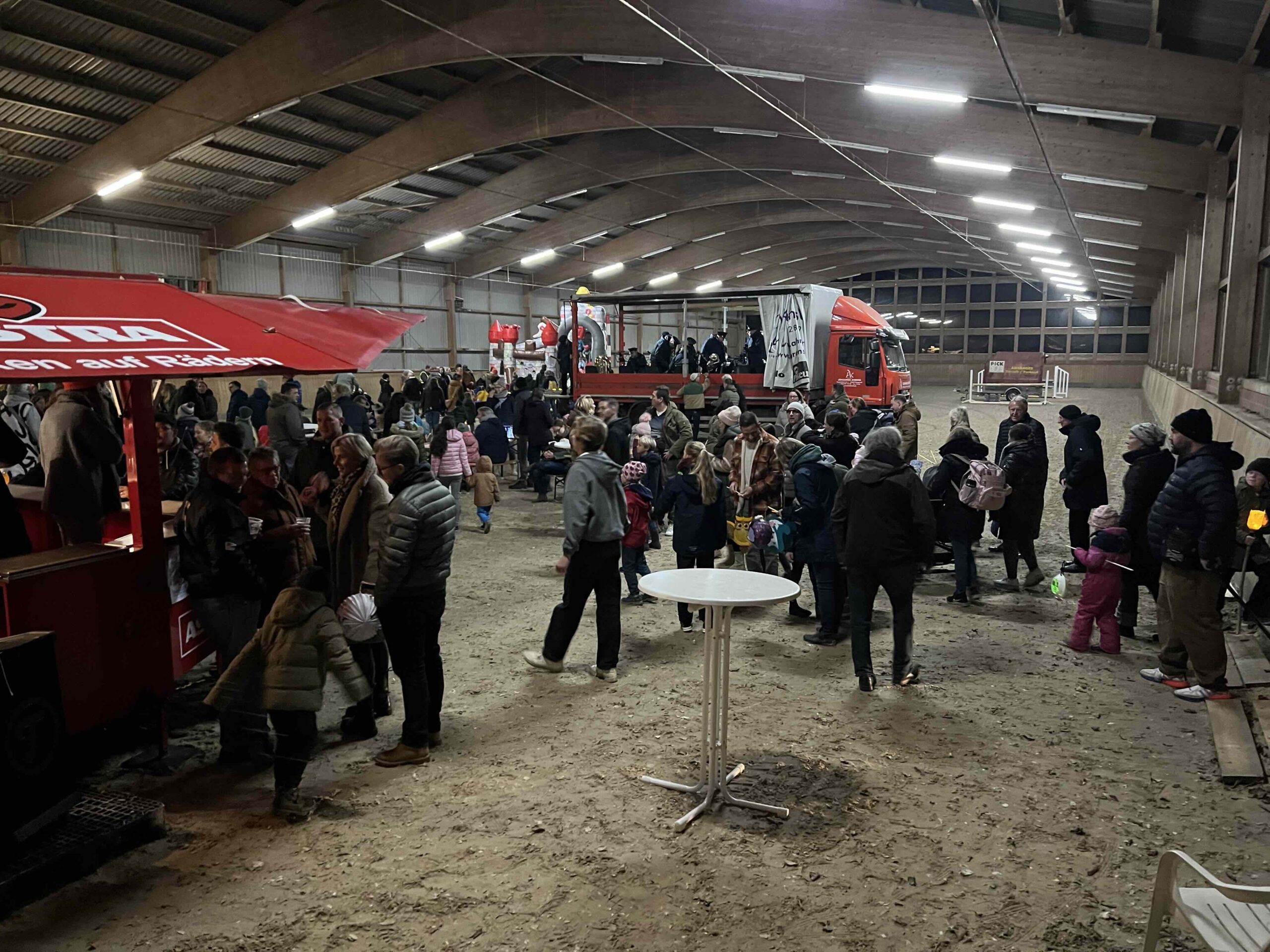 Abschluss Laternenumzug in Reithalle