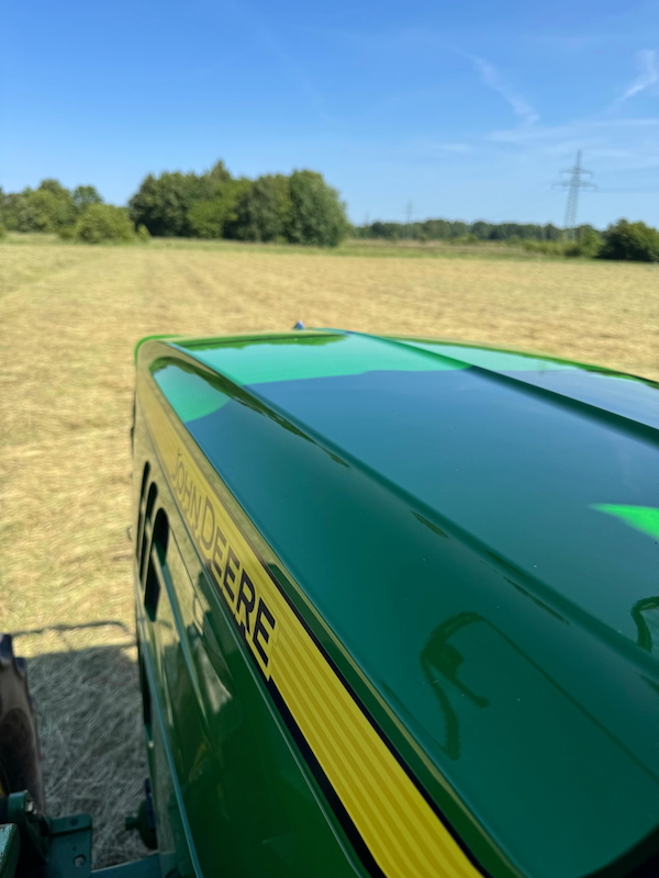 John Deere Traktor bei der Heuernte in Willstedt Tangstedt