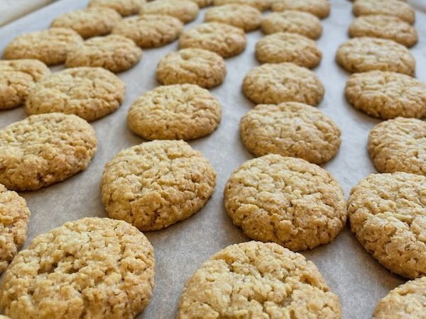Bienenstich mit Vanillecreme gef&uuml;llt