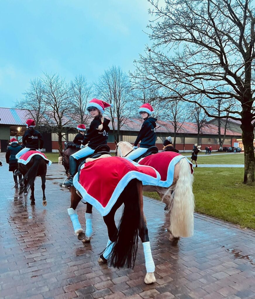 Teilnehmer auf dem Weg zur Jugend-Weihnachtsquadrille