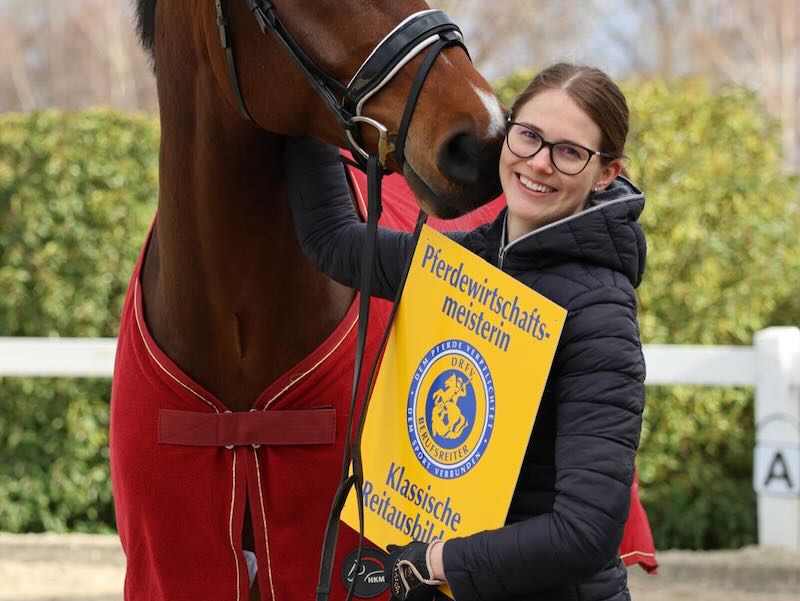 Pferdewirtschaftsmeisterin Klassische Reitausbildung Janet Hüttich-Egbers mit Pferd