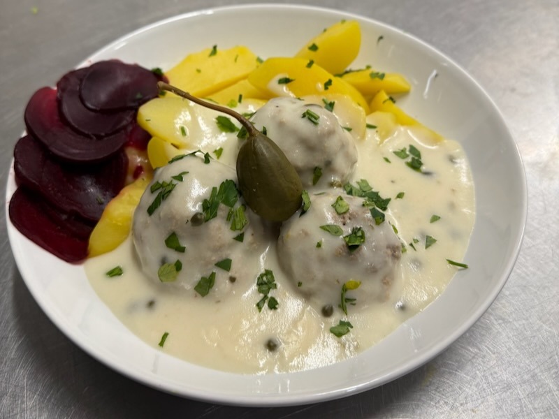 Klassische K&ouml;nigsberger Klopse in heller Kapernsauce, serviert mit Salzkartoffeln und Rote-Bete-Scheiben.